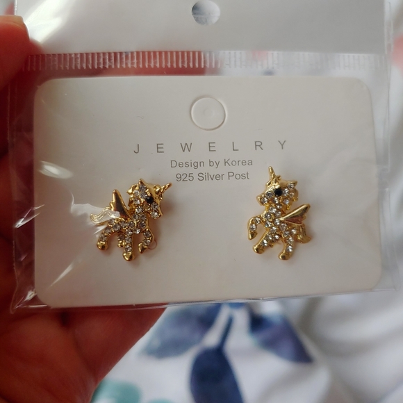 Beautiful studded unicorn earrings - Picture 4 of 4